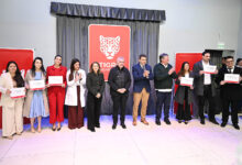 Julio Zamora durante la entrega de diplomas a nuevos egresados del sistema de salud pública de Tigre