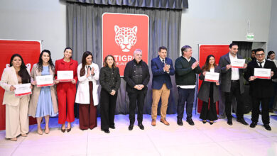 Julio Zamora durante la entrega de diplomas a nuevos egresados del sistema de salud pública de Tigre