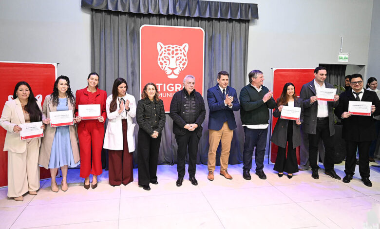 Julio Zamora durante la entrega de diplomas a nuevos egresados del sistema de salud pública de Tigre