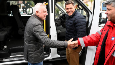 Julio Zamora en el nuevo minibús