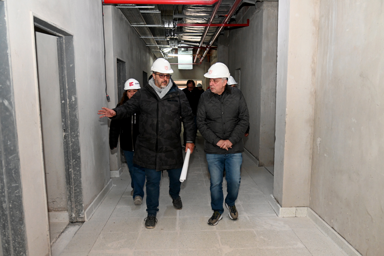 Julio Zamora recorriendo la obra