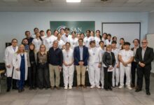 Los 31 egresados junto al intendente.
