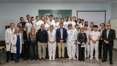 Los 31 egresados junto al intendente.