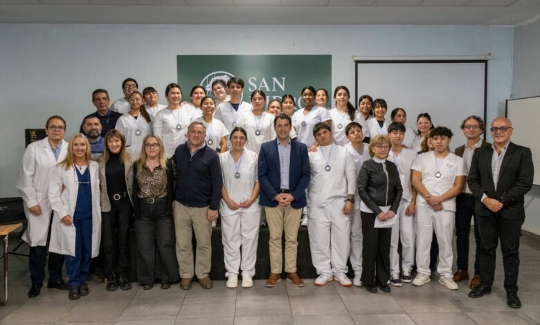 Los 31 egresados junto al intendente.