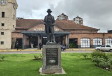Escultura de Mitre en la estación Tigre