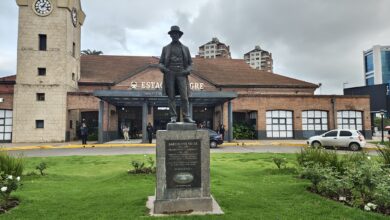 Escultura de Mitre en la estación Tigre