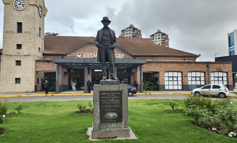 Escultura de Mitre en la estación Tigre
