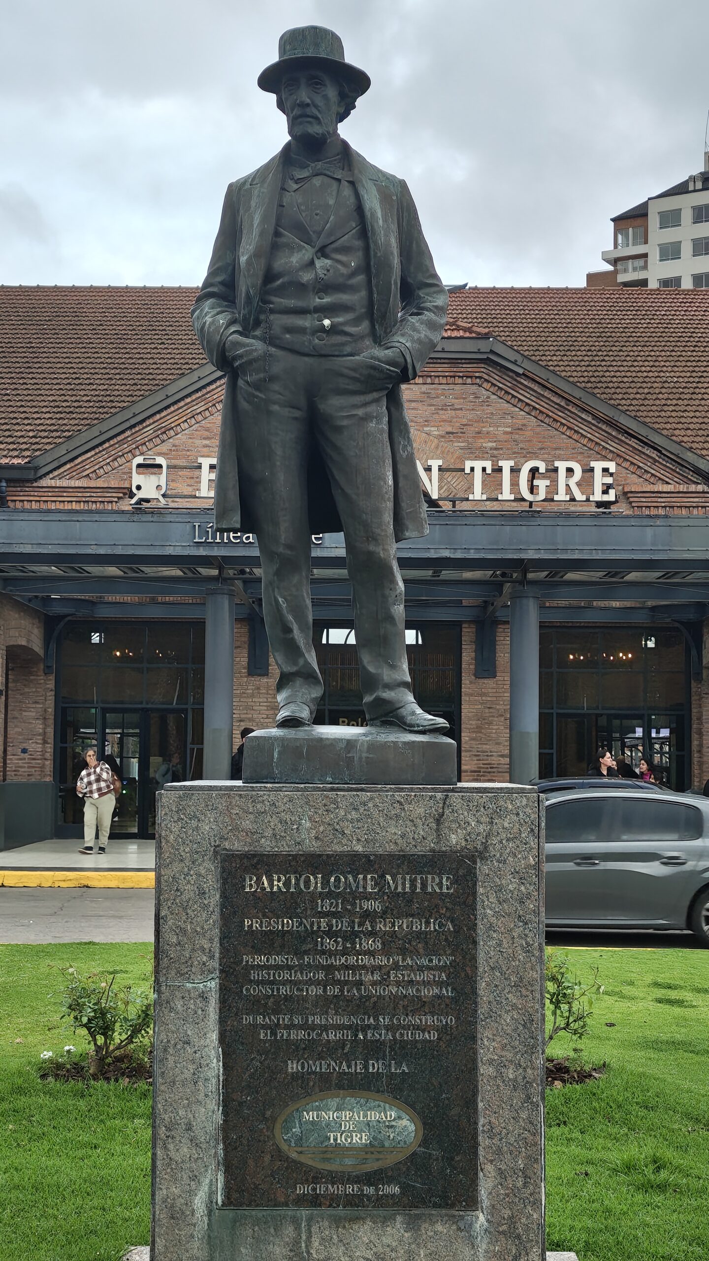Escultura de Mitre en la estación Tigre